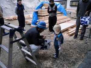 「チョコレートです、どうぞ♪」