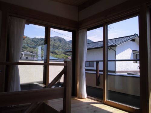 二階から油山方向をのぞむ。美しい緑。