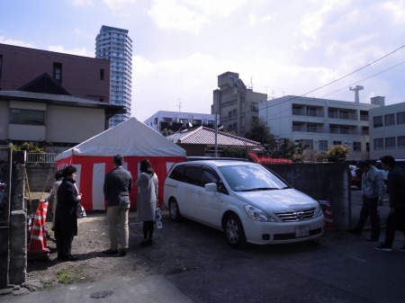 午前10時。まもなく地鎮祭が始まります。