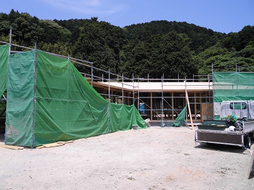 現場に到着。雨に降られる心配があったため、この日まで段取り良く工程を進めていただきました。