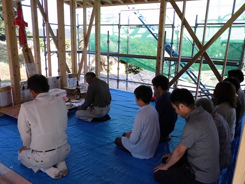 棟梁による上棟のための祝詞奏上。