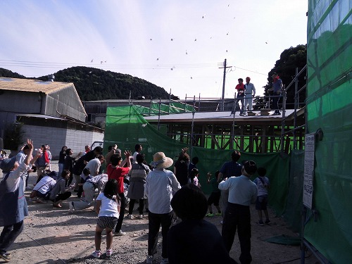 その後、上棟の締めくくりとして、餅まきを行いました。ご親戚や友人知人の方に集まっていただき、大変盛り上がりました!